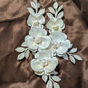 White flowers with pearl centers necklace